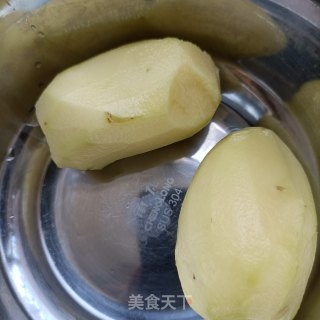“鸡蛋”烤土豆鸟巢蛋的做法步骤：1