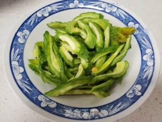 炒苦瓜洋葱的做法步骤：1