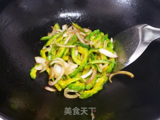 炒苦瓜洋葱的做法步骤：3