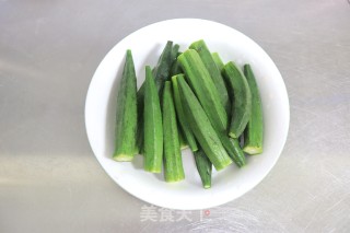 清爽脆嫩的凉拌秋葵的做法步骤：2
