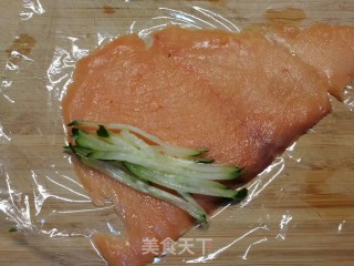 清蒸三文鱼黄瓜卷的做法步骤：3