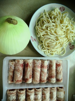 圆葱牛肉盖浇面的做法步骤：1