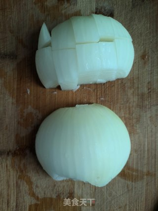 孜然牛肉炒圆葱的做法步骤：1
