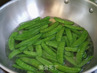 鸡蛋炒荷兰豆的做法步骤：2