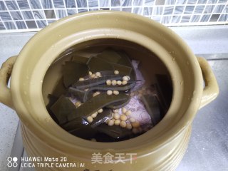 海带排骨汤的做法步骤：2