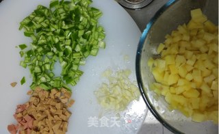 青椒火腿炒土豆的做法步骤：1