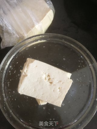 酱拌大豆腐的做法步骤：1