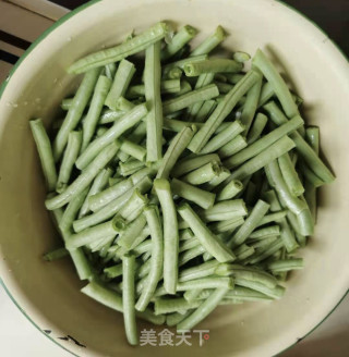 排骨炖豆角的做法步骤：2