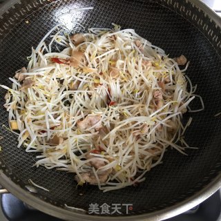 豆芽炒肉的做法步骤：4