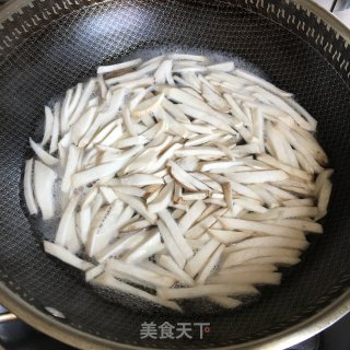 杏鲍菇炒肉的做法步骤：1