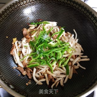 杏鲍菇炒肉的做法步骤：6