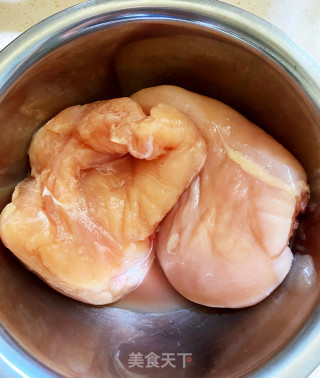 蒜香黑椒鸡肉粒的做法步骤：1