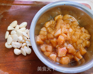 蒜香黑椒鸡肉粒的做法步骤：2