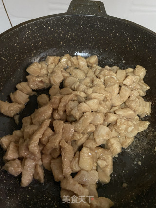 蒜香黑椒鸡肉粒的做法步骤：4