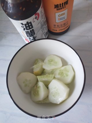 油醋汁拌黄瓜块的做法步骤：1