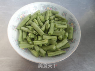 豆角烧海鲜菇的做法步骤：1