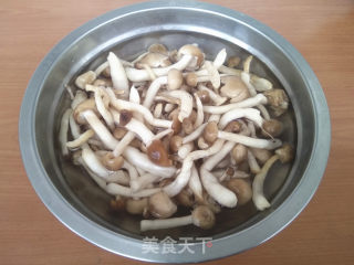 豆角烧海鲜菇的做法步骤：2
