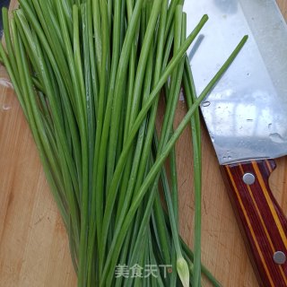 红烧回锅肉炒韭苔的做法步骤：1
