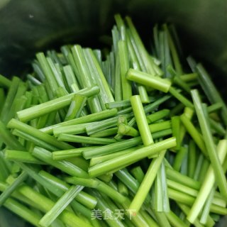 红烧回锅肉炒韭苔的做法步骤：3