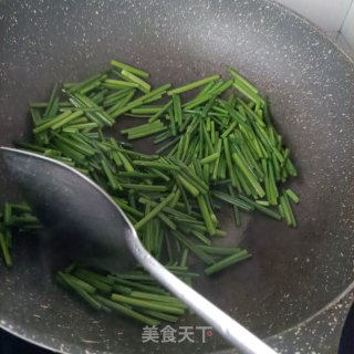红烧回锅肉炒韭苔的做法步骤：5