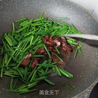 红烧回锅肉炒韭苔的做法步骤：9