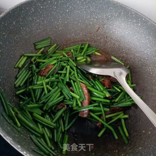 红烧回锅肉炒韭苔的做法步骤：10