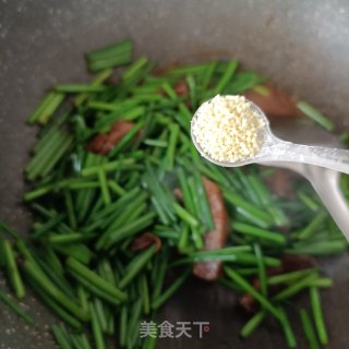 红烧回锅肉炒韭苔的做法步骤：11
