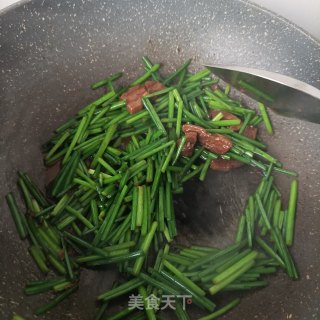 红烧回锅肉炒韭苔的做法步骤：12