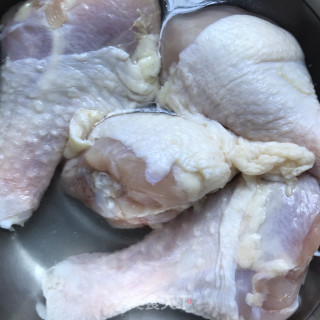 鸡腿红萝卜炖土豆的做法步骤：1