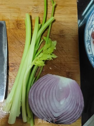 香芹洋葱炒羊肉的做法步骤：2