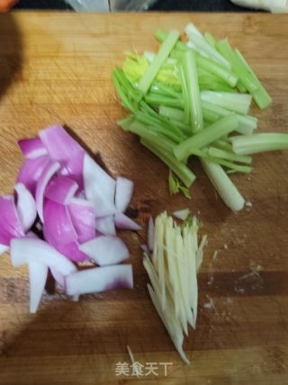 香芹洋葱炒羊肉的做法步骤：6