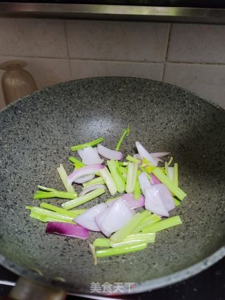 香芹洋葱炒羊肉的做法步骤：8