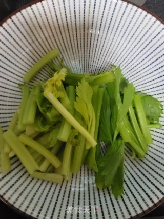 香芹炒鱼片的做法步骤：4