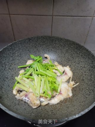 香芹炒鱼片的做法步骤：8