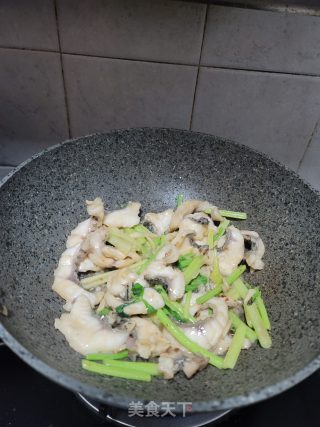 香芹炒鱼片的做法步骤：9