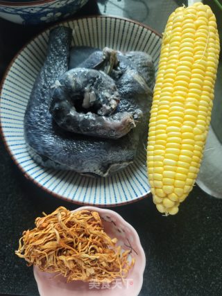 玉米虫草花煲乌鸡汤的做法步骤：1