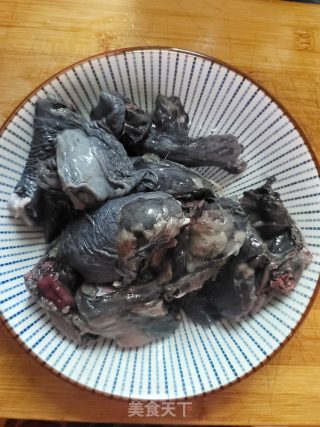 玉米虫草花煲乌鸡汤的做法步骤：2
