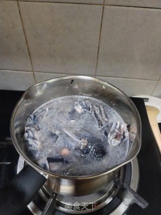 玉米虫草花煲乌鸡汤的做法步骤：3