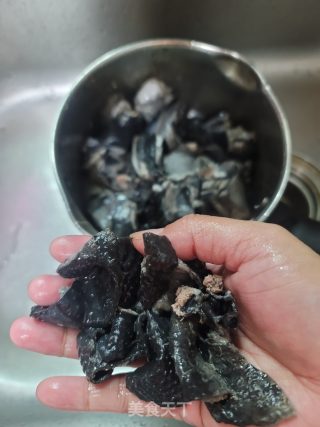 玉米虫草花煲乌鸡汤的做法步骤：4
