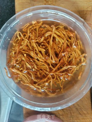 玉米虫草花煲乌鸡汤的做法步骤：7