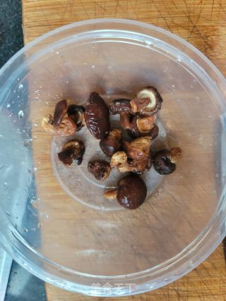 玉米虫草花煲乌鸡汤的做法步骤：8