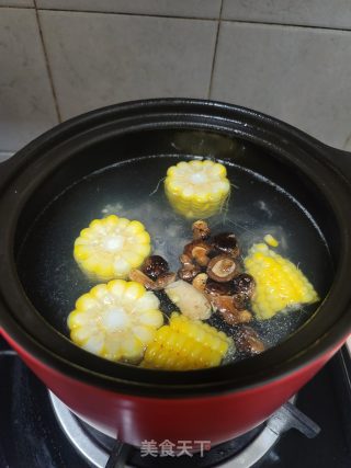 玉米虫草花煲乌鸡汤的做法步骤：9