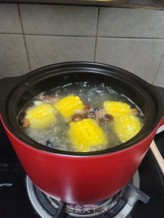 玉米虫草花煲乌鸡汤的做法步骤：10