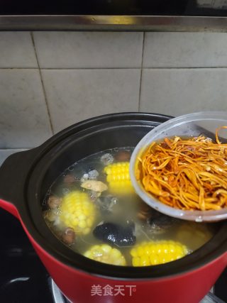 玉米虫草花煲乌鸡汤的做法步骤：11