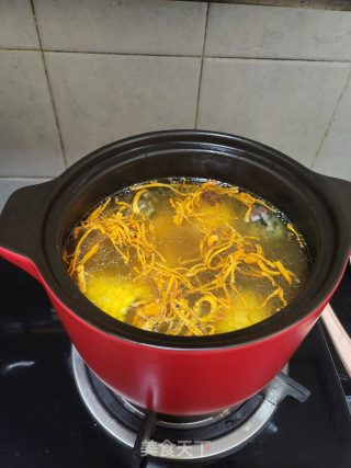 玉米虫草花煲乌鸡汤的做法步骤：12