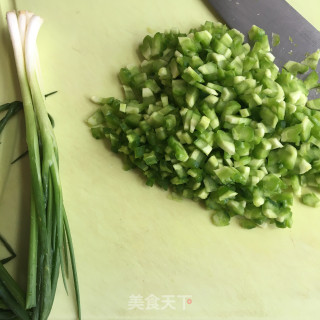 苦瓜丁煎鸡蛋的做法步骤：1