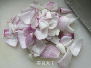 黑木耳煎鸡蛋炒洋葱的做法步骤：3