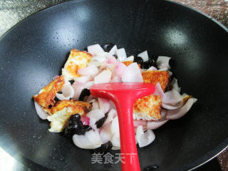 黑木耳煎鸡蛋炒洋葱的做法步骤：8