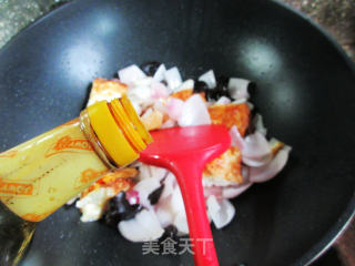 黑木耳煎鸡蛋炒洋葱的做法步骤：10