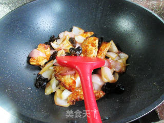 黑木耳煎鸡蛋炒洋葱的做法步骤：12